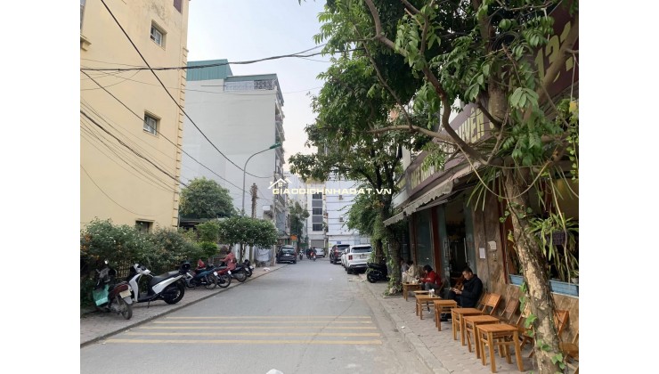 LÔ GÓC – Ô TÔ ĐỖ CỬA 